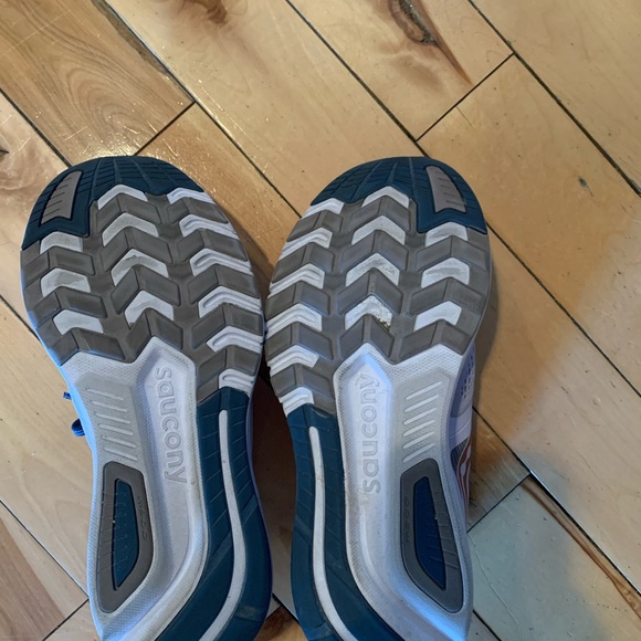 saucony running shoe - Picture 3 of 4